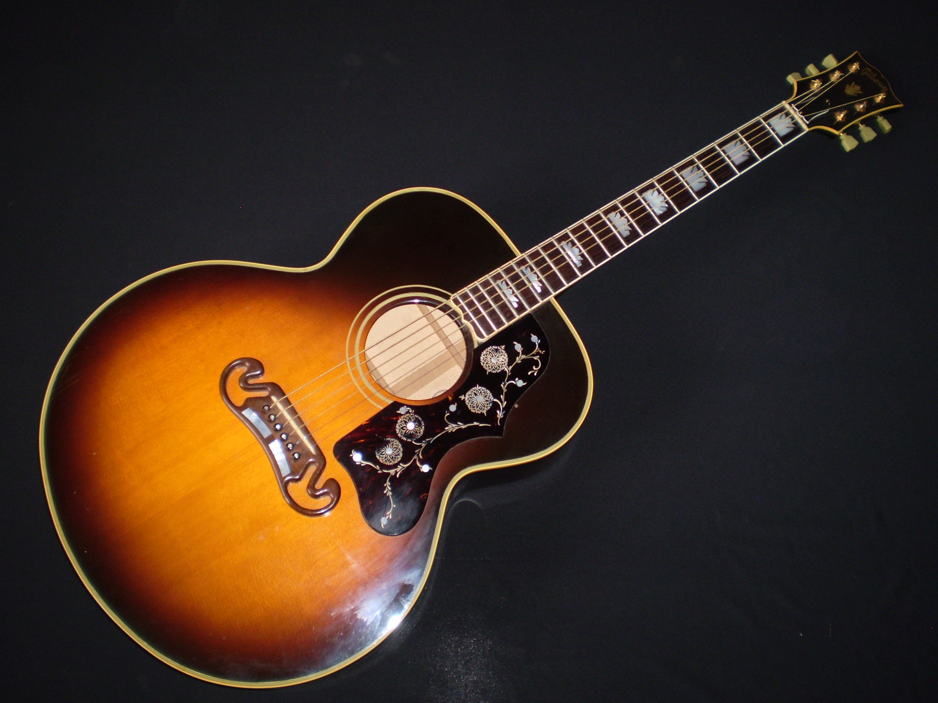 GIBSON J-200